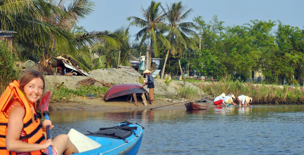 Hoi An Kayaking with Floating Bar Tour